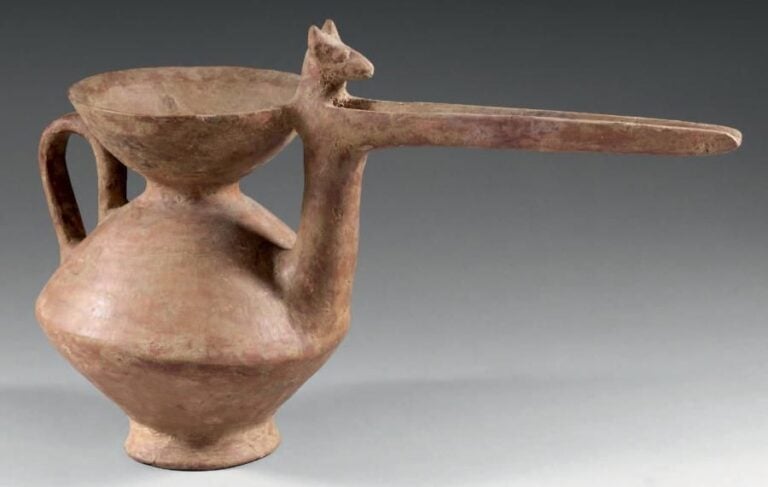 Vase à long bec verseur en gouttière composé d'une panse biconique et d'une large lèvre vertical