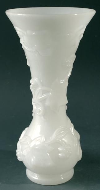 Vase à long col évasé en opaline pâte de riz moulée à motif de guirlande végétale spiralé