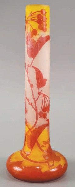 Vase à panse aplatie et col tubulaire en verre satiné blanc et jaune; décor de branches et baies roses dégagé à l'acid