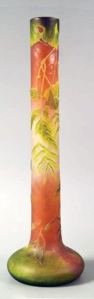 Vase à panse aplatie et long col tubulaire en verre satiné blanc et rose à décor de fougères vertes dégagé à l'acid