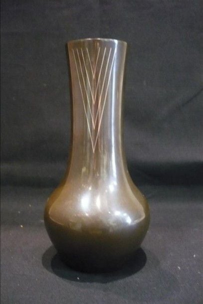 vase à panse basse et col tubulaire en bronze de couleur foncée garni d'un motif géométrique composé d'incrustations métallique