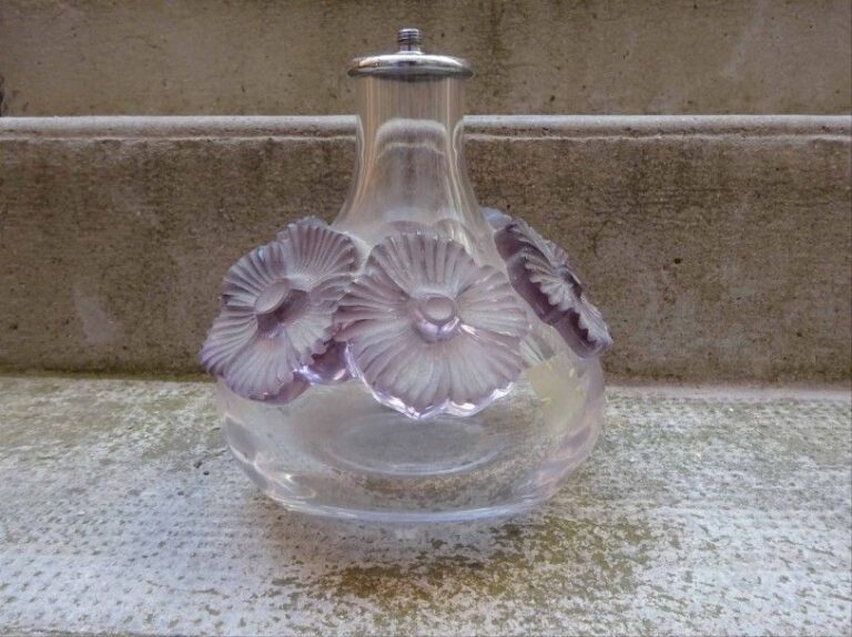 Vase à panse basse et col tubulaire en verre à décor de fleurs en haut-relief col vraisemblablement meulé par le haut monture à l'electricité inamovibl