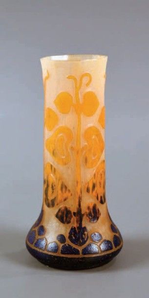 Vase à panse basse et col tubulaire en verre satiné orangé, décor de branches de figuier oranges et bleues dégagé à l'acid