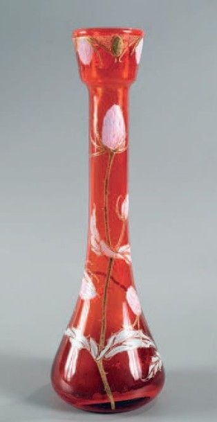 Vase à panse basse et long col en verre rouge à décor émaillé de chardon