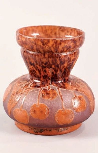 Vase à panse basse globulaire et col évasé en verre jaspé brun, décor orange de cerises dégagé à l'acid