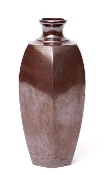 Vase à patine brillante marron-rouge de forme hexagonale aux cotés légèrement bombé