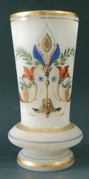 Vase à piédouche en opaline pâte de riz satinée à décor de fleurs stylisées et de filets doré