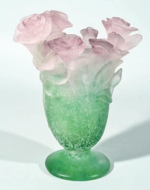 Vase à piédouche en pâte de verre verte, le bord moulé à motif de fleurs rose