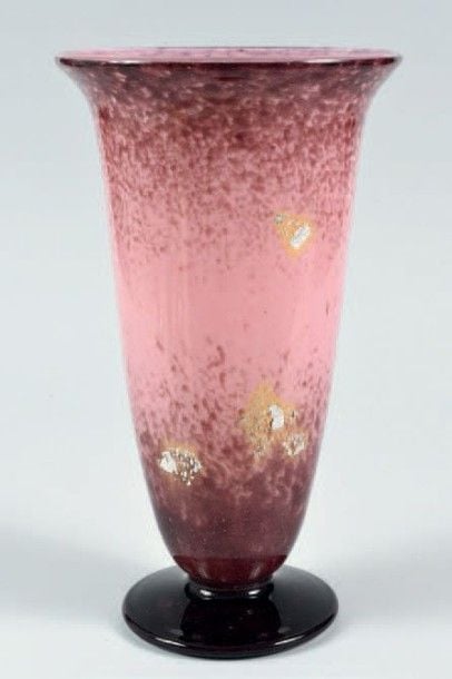 Vase à piédouche et bord évasé en verre à fond rose jaspé et violet avec inclusions argentée