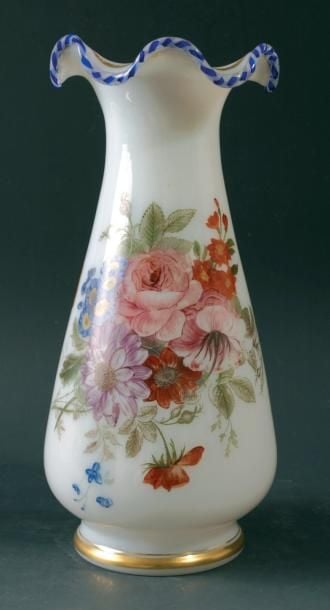 Vase à piédouche et bord godronné en opaline de cristal blanche ornée de deux bouquets de fleurs polychromes au naturel; torsade bleue et blanche filigranée en bordur