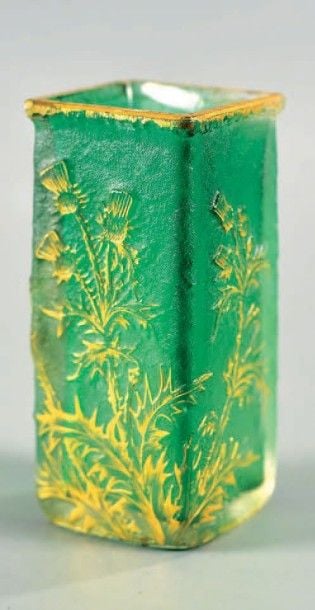 Vase à section carrée en verre vert givré, décor de chardons à rehauts doré dégagé à l'acid
