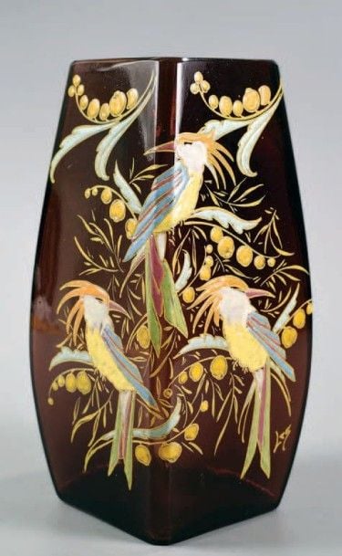 Vase à section carrée et corps bombé en verre violet à décor émaillé d'oiseaux exotiques sur des branches fleurie