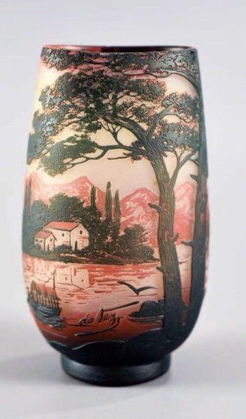 Vase à section ovale en verre satiné blanc, décor de paysage lacustre italien dégagé à l'acid
