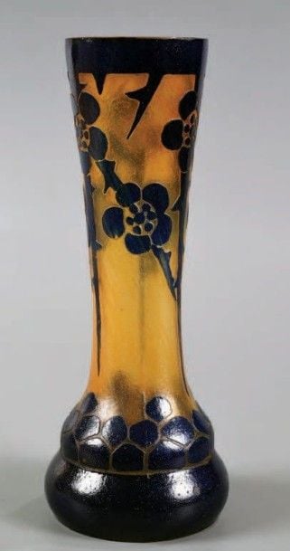 Vase «Aubépines» à long col en verre jaune givré, décor de fleurs bleues dégagé à l'acid