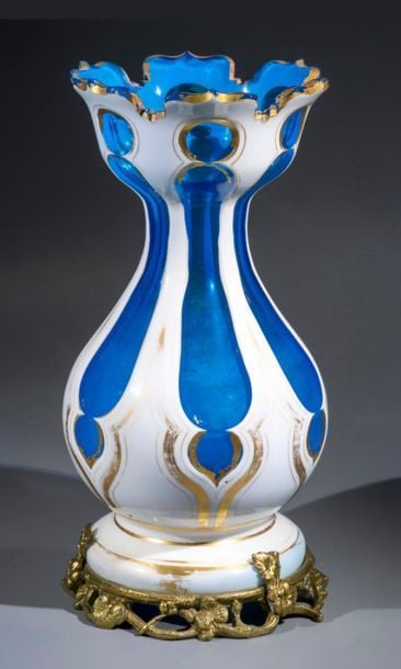 Vase balustre à bord dentelé en cristal overlay bleu doublé d'émail blanc à filets doré