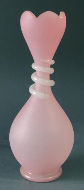 Vase balustre à bord dentelé en opaline rose satinée, le col orné d'un serpent spitalé en opaline pâte de ri