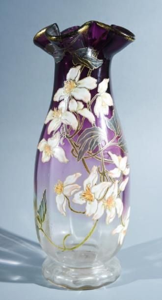 Vase balustre à bord godronné dégradé violet en partie haute, à décor émaillé de fleurs blanche