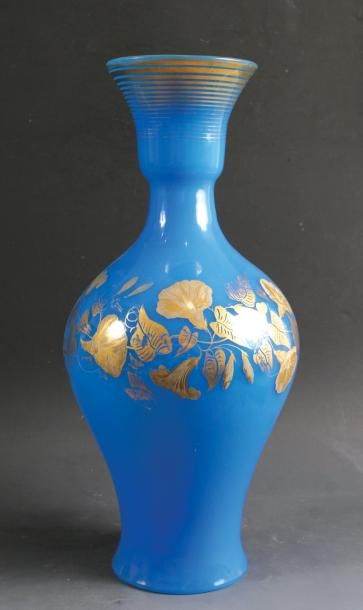 Vase balustre à col évasé en opaline bleue orné d'une guirlande de liserons dorés; col orné de filets d'un dégradé de filets doré