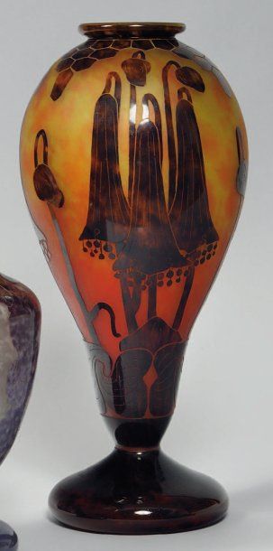 Vase balustre à corps ovoïde sur piédouche et col ourl