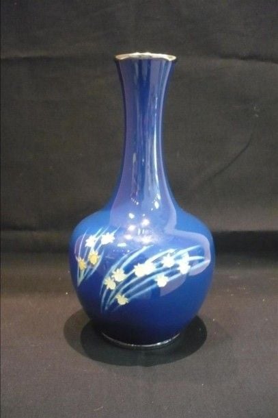 VASE BALUSTRE À FOND BLEU EN CHAMPLEVÉ - MARQUÉ TAMURA Japon, XXe siècl