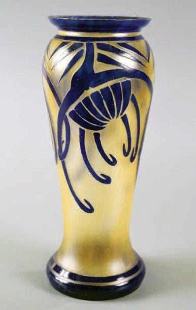 Vase balustre «Cardères» à panse haute en verre jaune satiné à décor bleu dégagé à l'acid