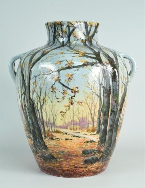 Vase balustre en barbotine à oreilles, col hexagonal et panses à côtés verticales ; il est orné d'un décor de type "automnal" ou "Golfe-Juan" aux frondaisons des arbres décharnée