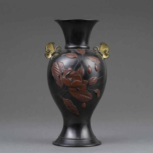 VASE BALUSTRE EN BRONZE A DECOR DE CHRYSANTHEMES Japon, Epoque XXe siècle, Période Showa A piédouche, panse ovoïde, épaulement à ailettes et col trompett