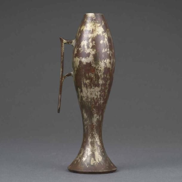 VASE BALUSTRE EN BRONZE ECLABOUSSE D'OR Japon, Epoque XXe siècle, Période Showa A pied trompette inversé, panse ovoïde étirée et oreille latéral