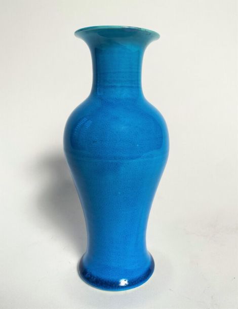 VASE BALUSTRE EN CÉRAMIQUE A GLACURE BLEU TURQUOIS