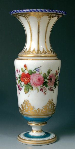 Vase balustre en cristal d'opale orné d'un décor de guirlande de fleurs polychromes, de deux bandeaux bleus, de rinceaux et de filets dorés ; torsade filigranée bleue et blanche en bordur