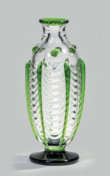 Vase balustre en cristal moulé de draperies godronnées séparées par des filets verts ; cabochons, filet de bordure et pied en cristal ver