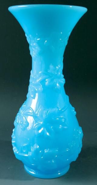 Vase balustre en opaline bleu clair moulée à décor de guirlande végétale spiralé