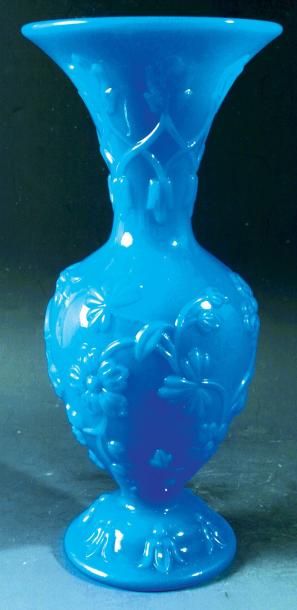 Vase balustre en opaline bleue moulée à motif de guirlande de fleurs et de lambrequin