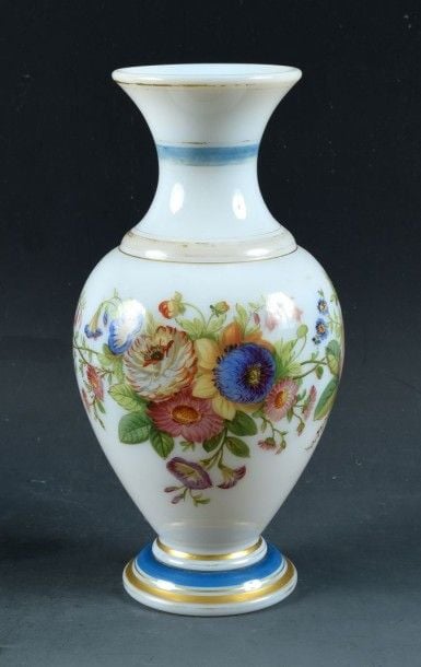 Vase balustre en opaline de cristal blanche à décor de guirlande de fleurs au naturel; filets bleus et doré