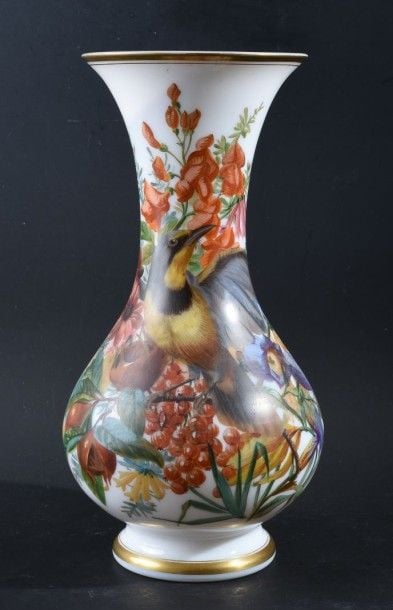 Vase balustre en opaline de cristal blanche à décor polychrome d'oiseau, de fleurs et de fruit