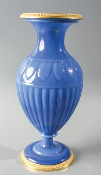 Vase balustre en opaline de cristal bleu lavande moulée à côtes convexes et bandeau de languette