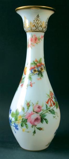 Vase balustre en opaline de cristal savonneuse à décor polychrome de guirlande spiralée de fleurs au nature