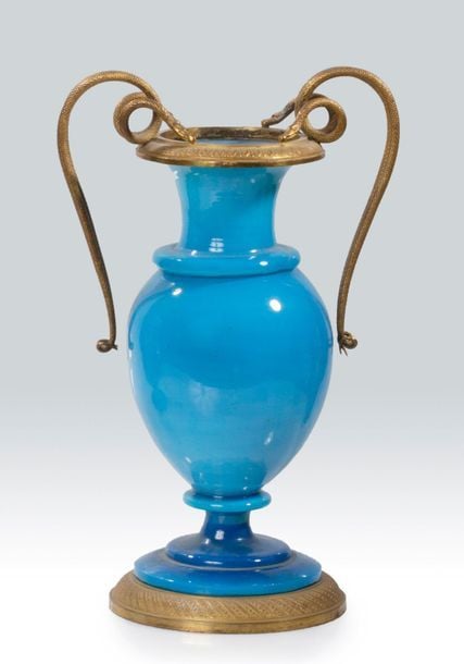 Vase balustre en opaline de cristal turquoise; col, anses serpents et base en bronze ciselé et dor