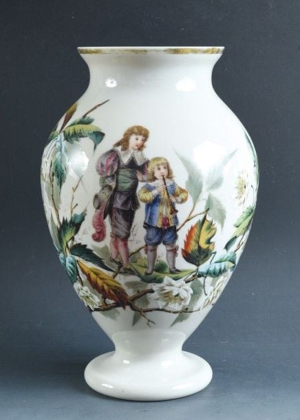 Vase balustre en opaline gris clair à décor représentant deux enfants en costume du XVIIe siècle entourés de branches fleurie