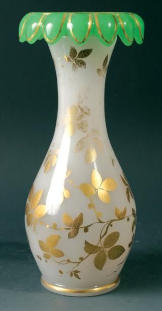 Vase balustre en opaline pâte de riz à décor de feuillage doré; col dentelé en opaline verte réhaussé de filets doré