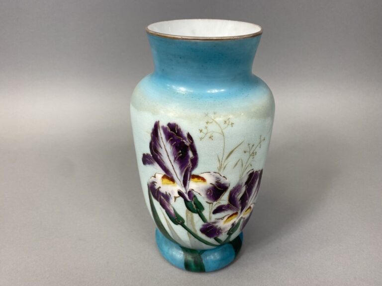 Vase balustre en porcelaine à décor d'iris sur fond bleu - H : 25.5 cm - - PAS…