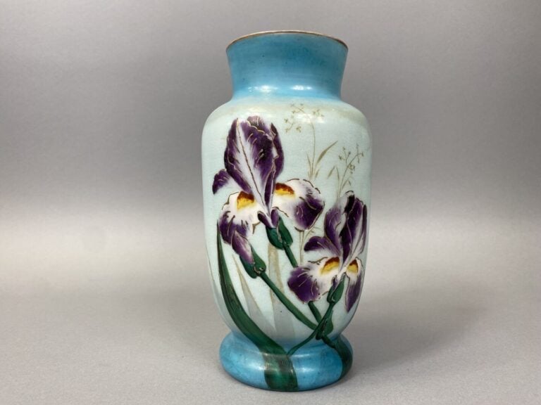 Vase balustre en porcelaine à décor d'iris sur fond bleu - H : 25.5 cm - - PAS…