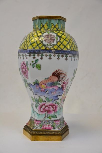 VASE BALUSTRE EN PORCELAINE BLANCHE DANS LE GOUT DE LA FAMILLE ROSE