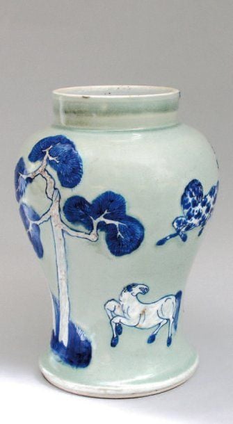 Vase balustre en porcelaine émaillée céladon à décor de chevaux évoluant au milieu de rochers sous des pin