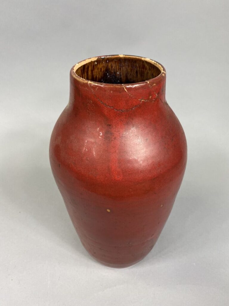 Vase balustre en terre cuite vernissée rouge - Porte une signature en dessous -…