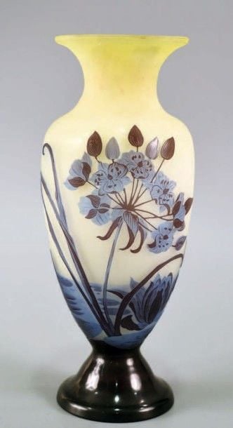 Vase balustre en verre satiné jaune à décor de nénuphars et de fleurs bleus dégagé à l'acid