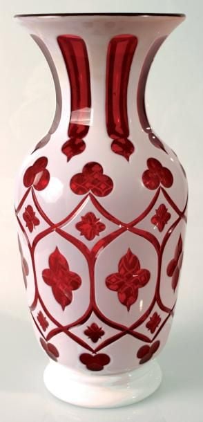 Vase balustre overlay en cristal rouge rubis doublé d?émail blanc taillé à décor de style orienta