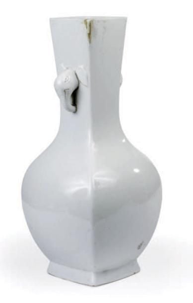 Vase balustre quadrangulaire à long col, en porcelaine blanche, deux anses formées par des têtes d'éléphant comme déco