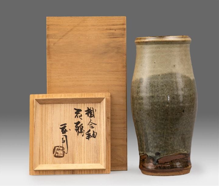VASE BOISSEAU / TUBE EN GRES A COUVERTE VERTE ET BEIGE PAR SHOJi Hamada / ???? (1894-1978)