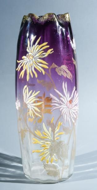 Vase bombé à bord godronné en verre à dégradé violet en partie haute et décor émaillé de chrysanthème